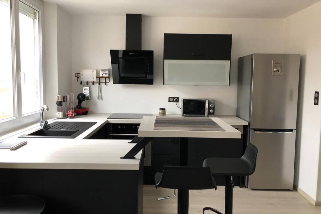 Appartement De Adrien Garage Prive Charleville-Mezieres Bagian luar foto