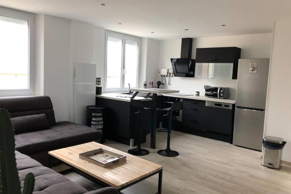 Appartement De Adrien Garage Prive Charleville-Mezieres Bagian luar foto