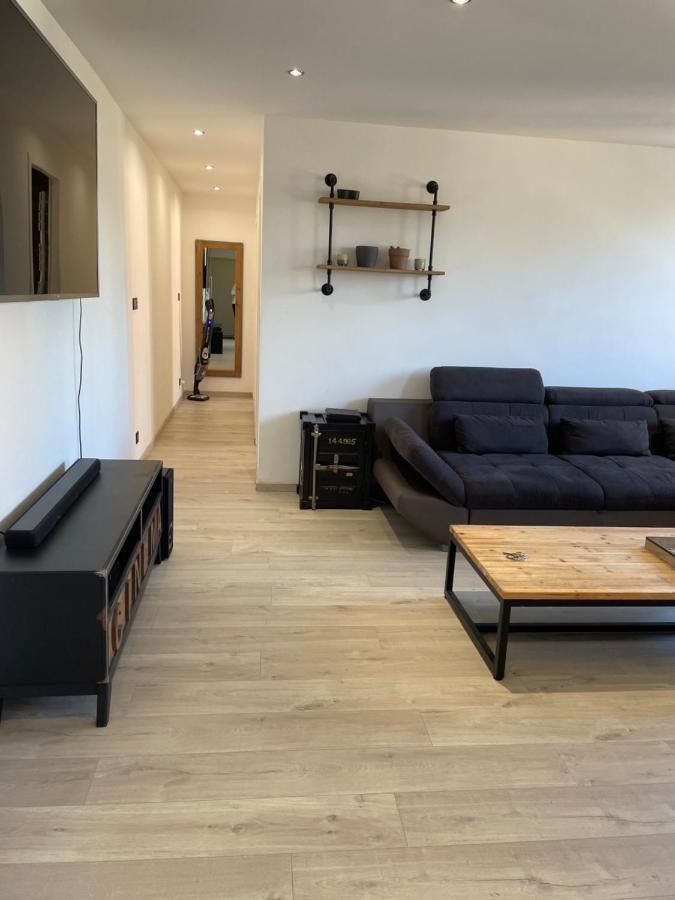 Appartement De Adrien Garage Prive Charleville-Mezieres Bagian luar foto